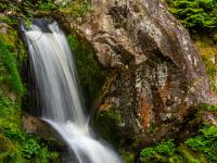 Hohe Kaskade über unterster Wasserfallstufe